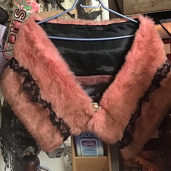 Stunning vintage / goth style wrap with brochette. - Picture 1 of 4